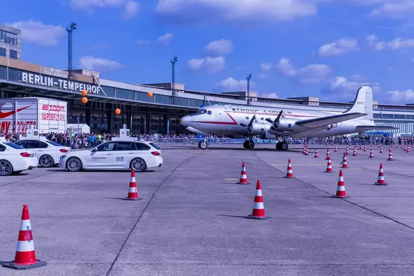 US-amerikanisches Transportflugzeug am Flughafen Berlin Tempelhof
