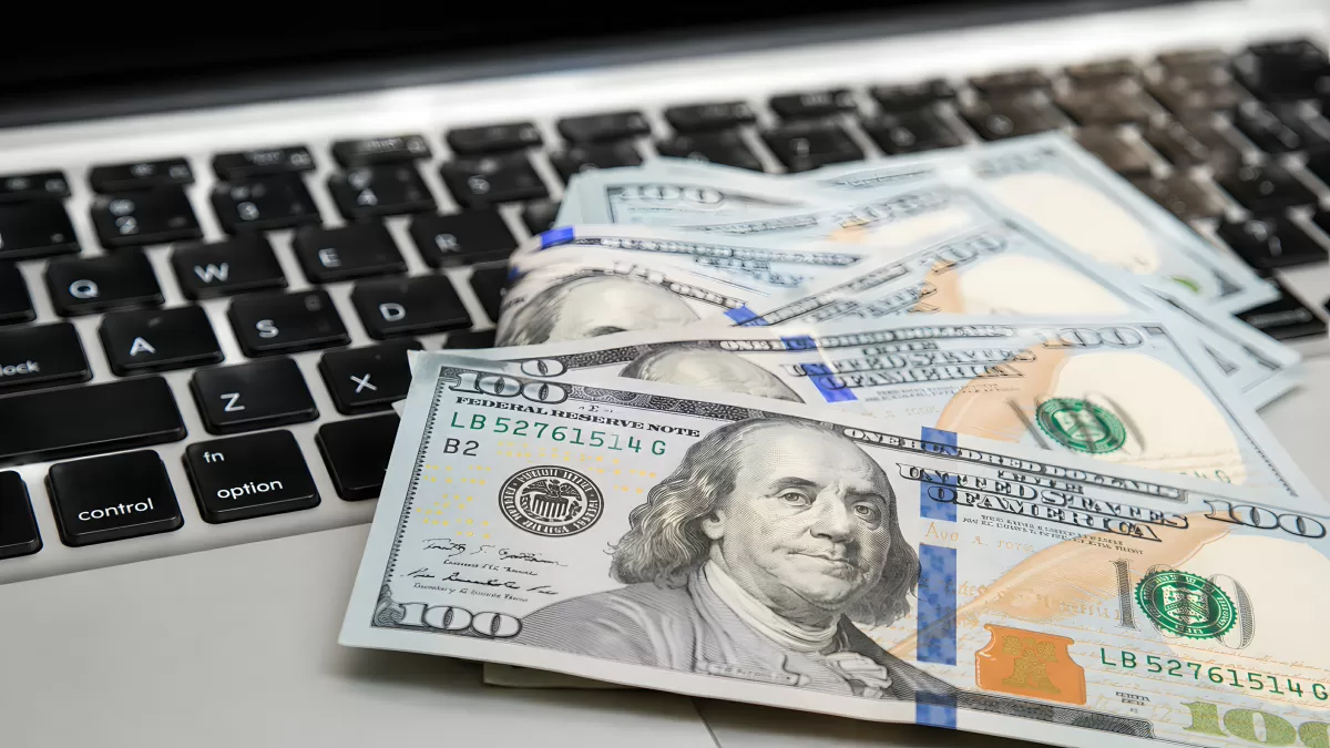 US-Dollar-Scheine auf einem Laptop-Keyboard