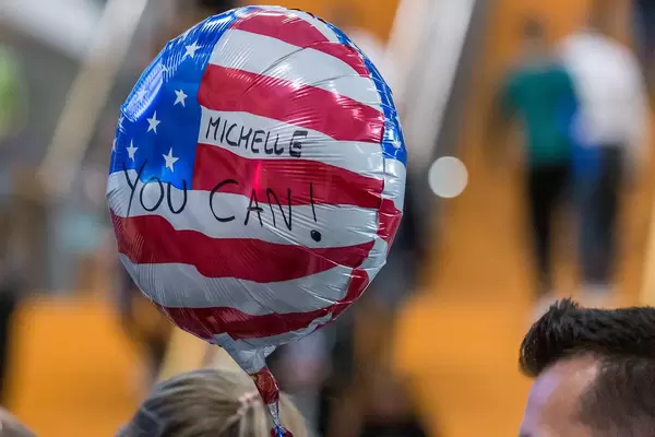 US-Flagge Luftballon mit Schrift "Michelle you can!" auf der Gründermesse Bits & Pretzels in München