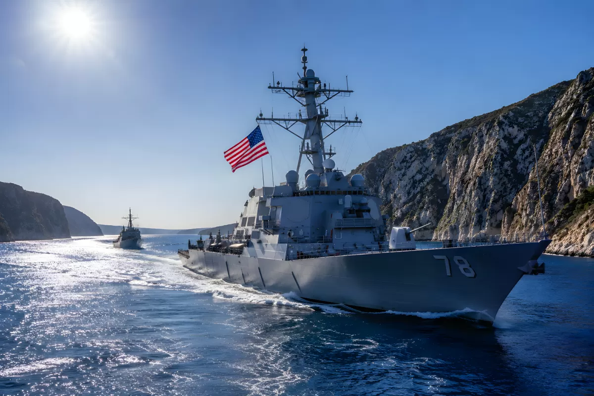 US-Kriegsschiff Nummer fährt durch Straße von Hormus
