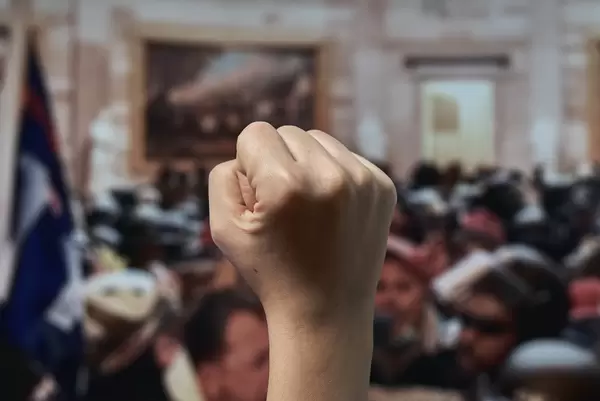 US-Politik: Faust hoch und Ansturm von Trump-Anhängern auf das Kapitol in Washington