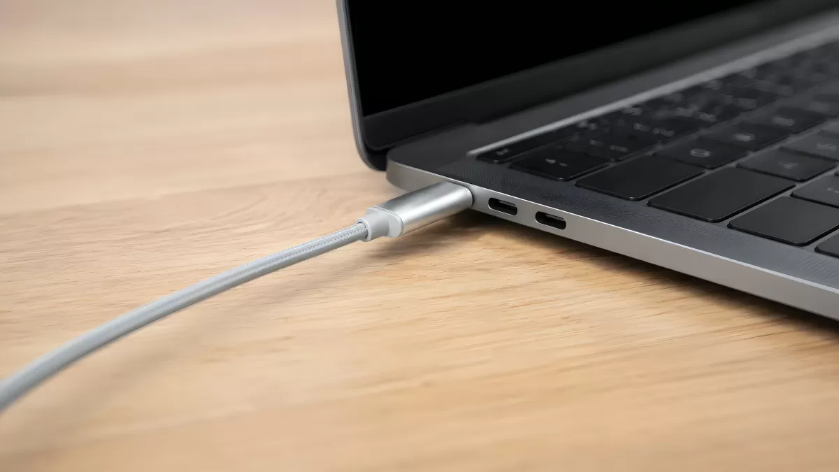 USB-C-Kabel wird an MacBook Pro angeschlossen