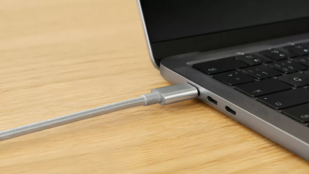 USB-C-Kabel wird in MacBook eingesteckt