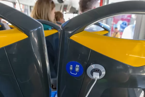 USB Ladestecker im Bus
