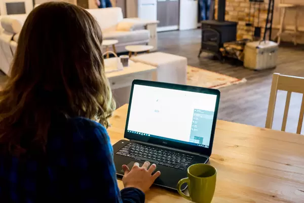 Using laptop and drinking coffee / Mit Laptop und Kaffee trinken