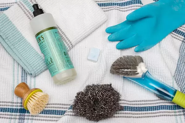 Utensilien für das Waschen von Geschirr