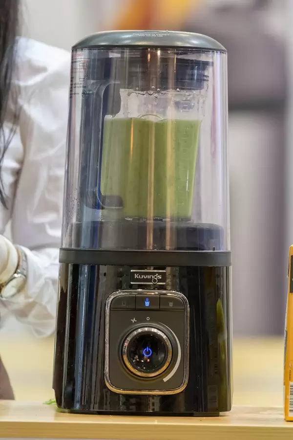 Vakuum-Mixer von Kuvings im Einsatz