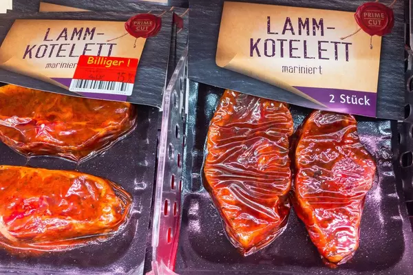 Vakuumierte, marinierte Lamm-Koteletts