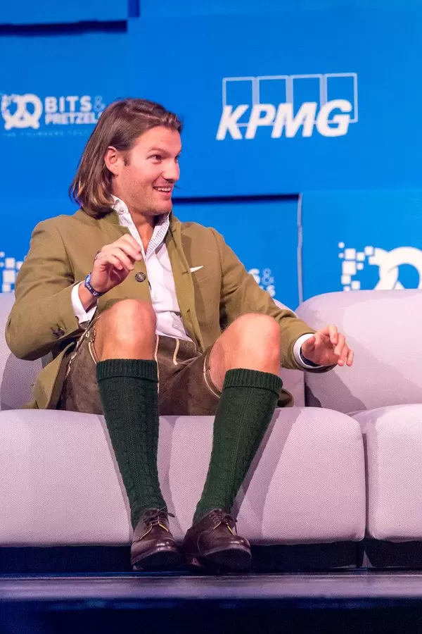 Valentin Stalf in Lederhosen und Tracht auf der Wiesn im Rahmen der Technologie-Konferenz Bits&Pretzels