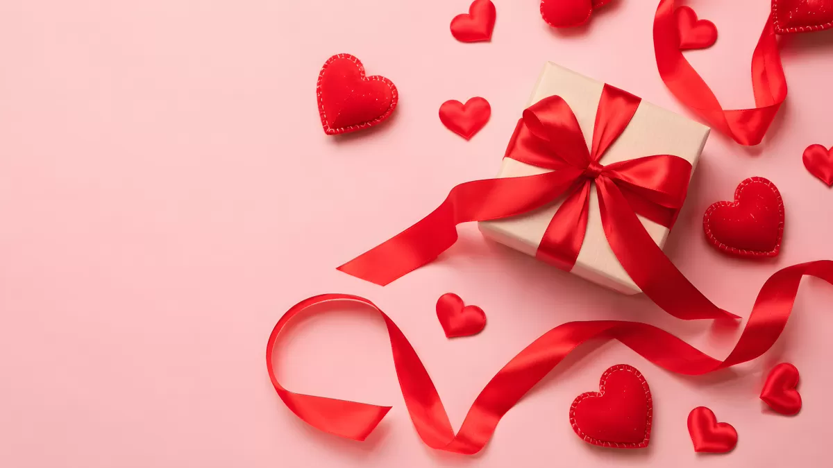 Valentinstag Geschenkbox mit roter Schleife und Herzen