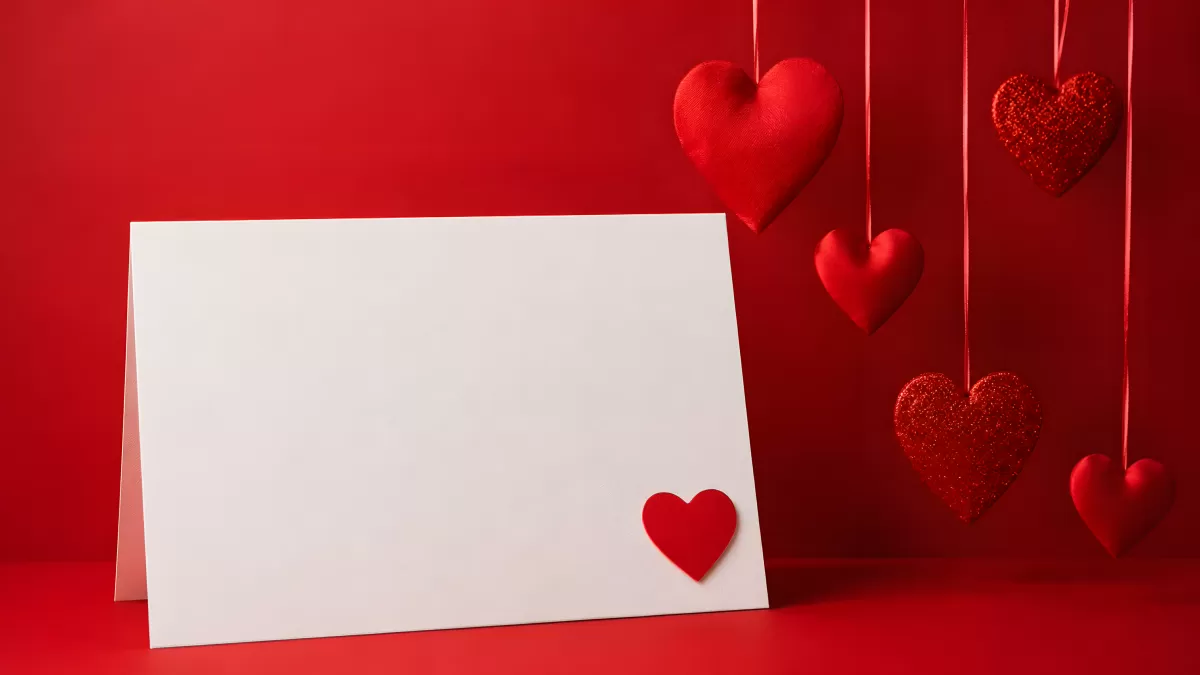 Valentinstag-Grußkarte mit roten Herzen an Bändern