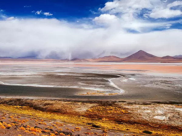 Valley De La Luna straching out to the clouds / Valle de la Luna Stretching bis zu den Wolken heraus