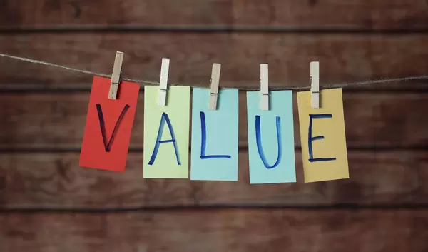 VALUE Text handgeschrieben mit Klammern an Leine