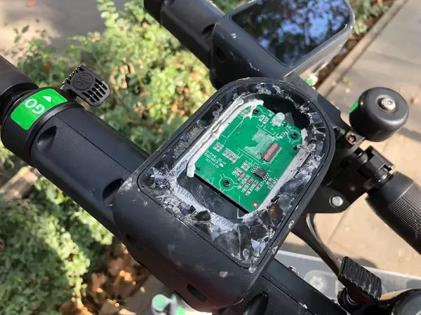 Vandalismus: ein Elektroroller von Lime mit zerstörtem Display auf der Straße in Köln