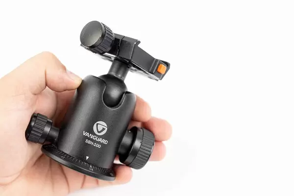 Vanguard SBH-100 photography ball head with copy space