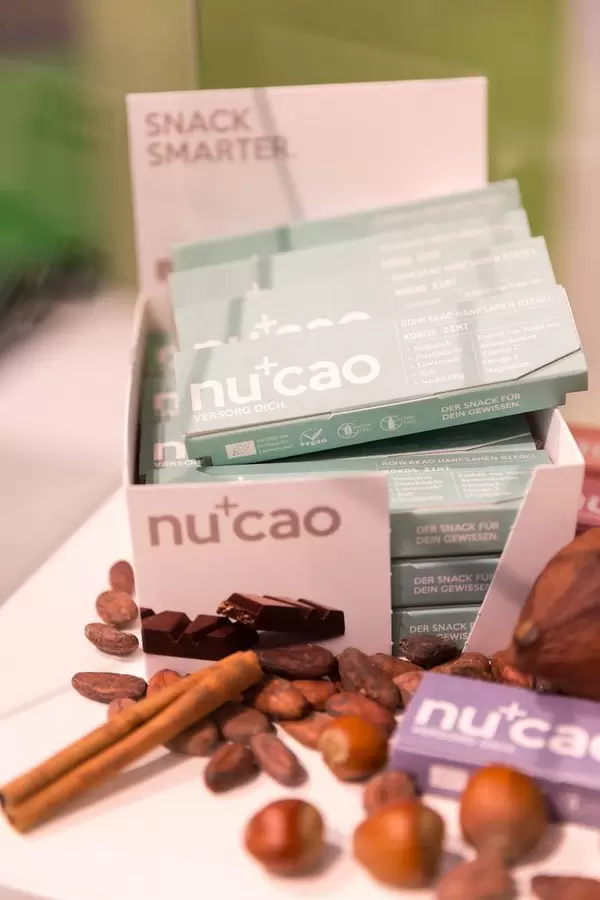 Vanilla, cacao beans, hazelnuts and Nucao chocolate bars