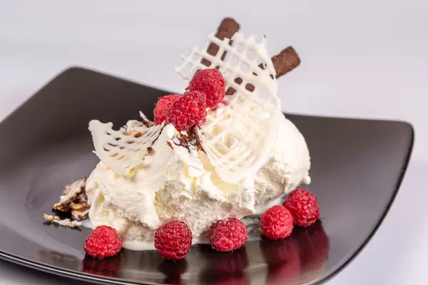 Vanilla ice cream with raspberries, white chocolate and cookies