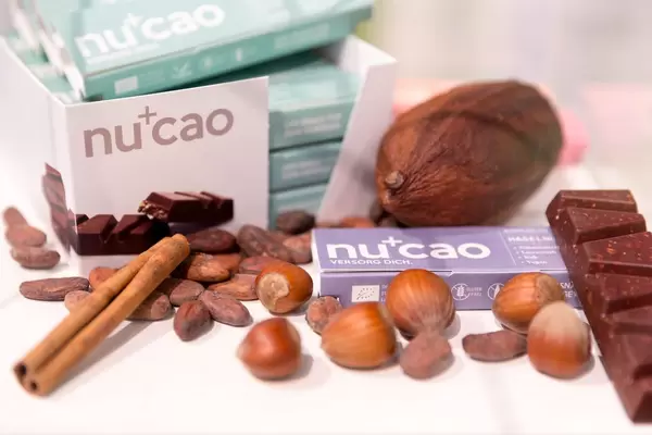 Vanilla, Kakao-Bohnen, Haselnüsse und Nucao-Riegel