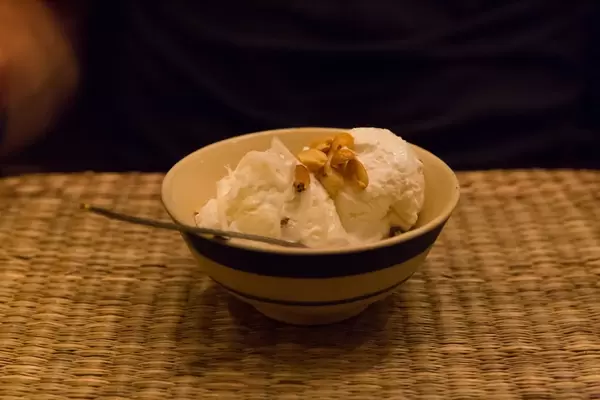 Vanilleeis mit Erdnüssen