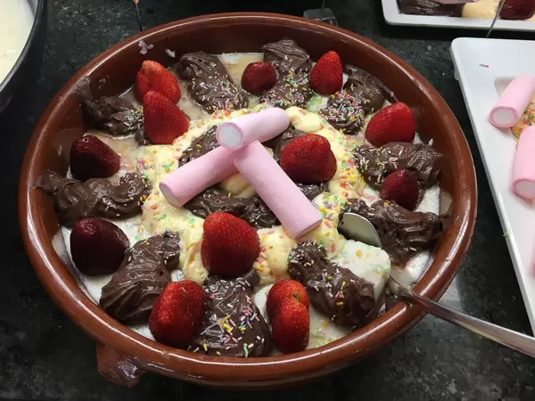 Vanillekuchen mit Erdbeeren und Schokolade