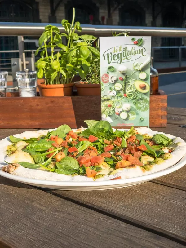 Vapiano Köln: Pizza Vegitalia: vegane Pestosauce, Babyspinat, Bruschetta-Tomaten