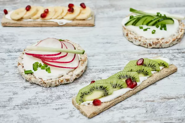 Various gluten-free sandwiches made with crispbread, fruit and vegetables.