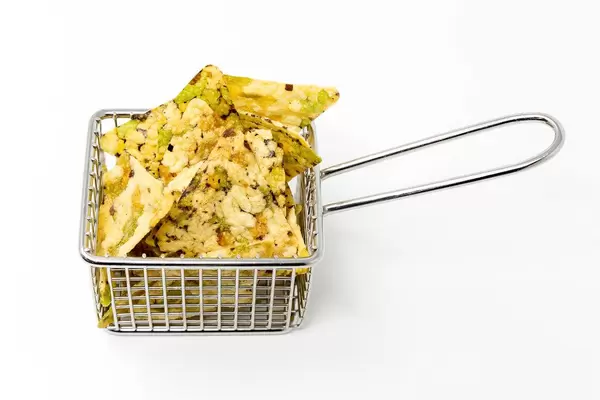 Vaya Bean Salt Snack von Zweifel, mit Erbsen, Bohnen, Reismehl und Kichererbsen, als gesunder, veganer Schnuck, in einem kleinen Frittierkorb