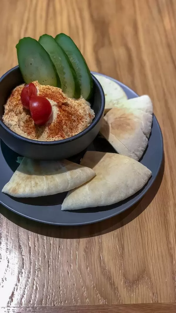 Veg Hummus beim Avocado Cafe: Kichererbsen, Sesampaste, Zitronensaft, Knoblauch, Olivenöl, Gewürz, Gurke, Tomate, Fladenbrot