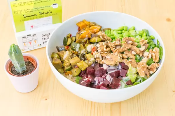 Vegan Bowl with grilled vegetables, beetroot, walnuts and soy-sesame sauce in Simons Stub'n restaurant, Munich