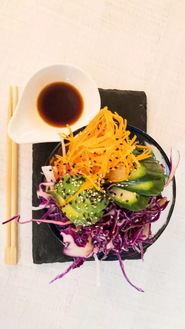 Vegan Dream mit Tofu-Reis, Karotten, Edamame, Avocado, Rotkohl, Mandeln