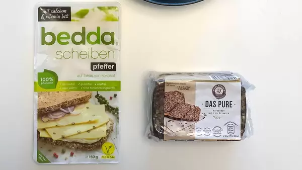 Vegan Einkaufen bei Aldi Süd: Bedda Aufschnitt auf Basis von Kokosöl und Das Pure Hafervollkornbrot mit 25 % Ölsaaten ohne Mehl und Hefe