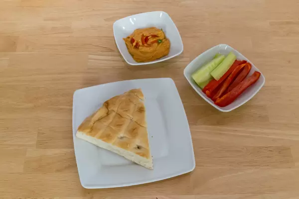 Vegan: Fladenbrot mit Hummus und Paprika-Sticks