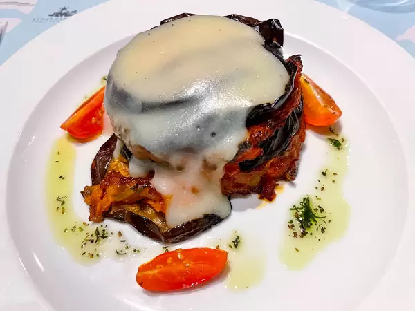 Vegan in Griechenland: vegane Moussaka mit Auberginen, Tomaten und veganer Béchamelsauce