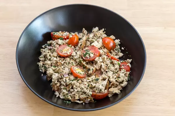 Vegan scrambled eggs with tomatoes and herbs