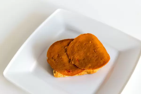 Vegan spread on bread "Seiten Paprika" by Grün Gold, based on wheat meat, is lactose-free and without palm oil.
