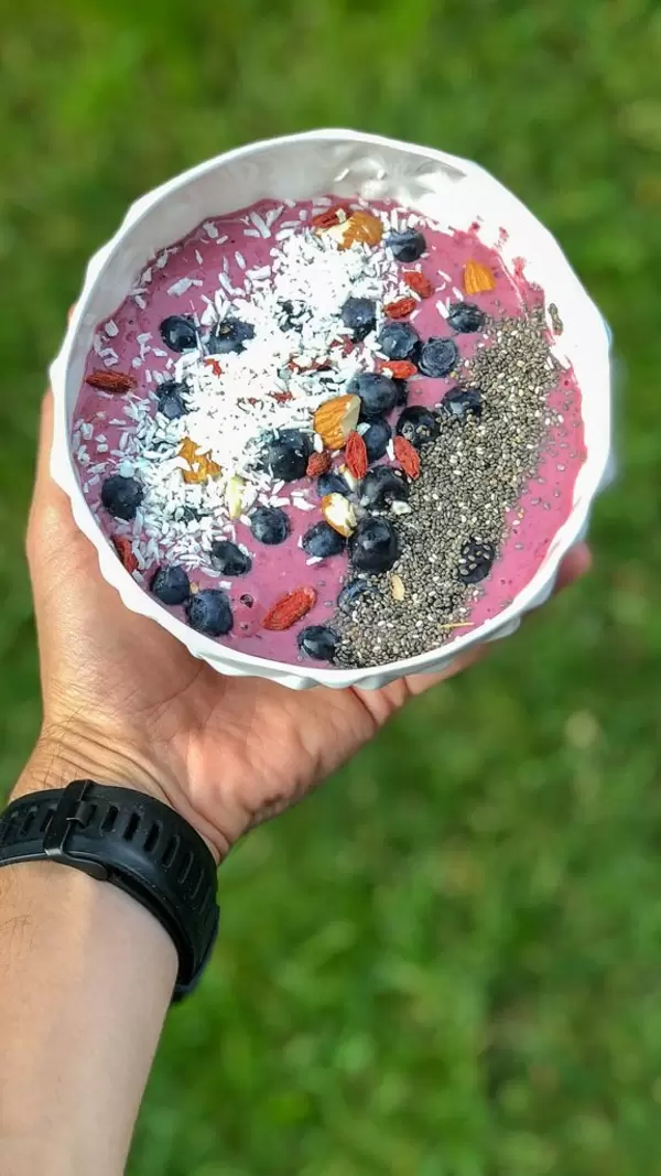 Vegan Superfood Bowl: Goji, Chia, Almonds