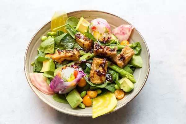 Vegan vegetable dish named 'Soul Made' in Cologne's coa Wok & Bowl restaurant with tofu, baby spinach, green asparagus, beetroot, avocado, mint and raspberry-miso-dressing