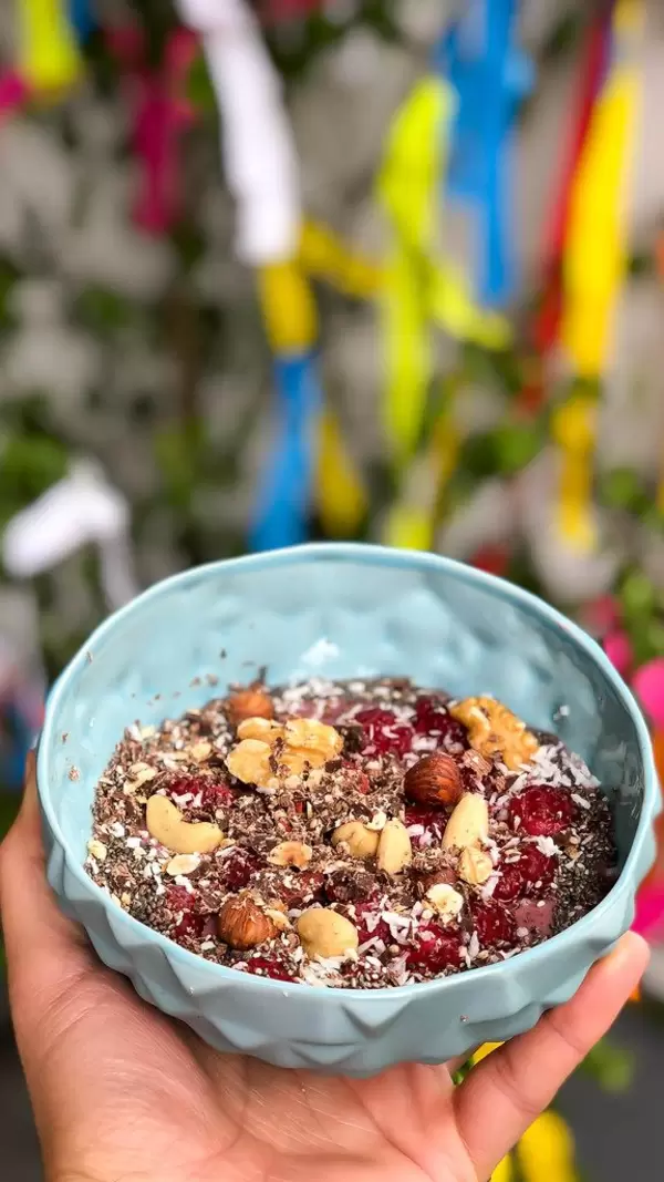 Vegane Acai-Bowl mit Nüssen, Himbeeren, Gojibeeren, Chia und Schokolade