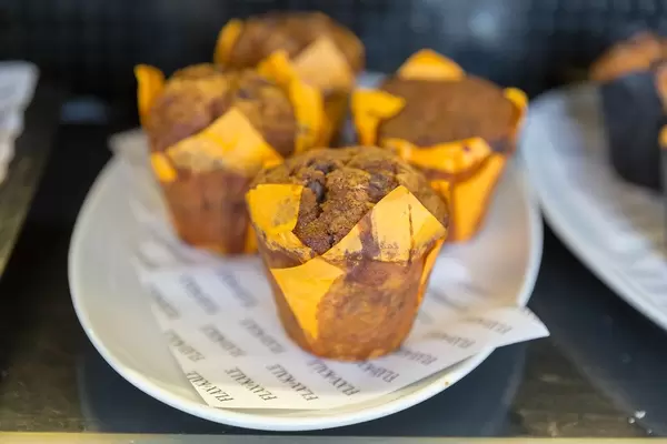 Vegane Birnen - Schokomuffins im Flax&Kale in Barcelona (Spanien) sind pflanzlich und glutenfrei
