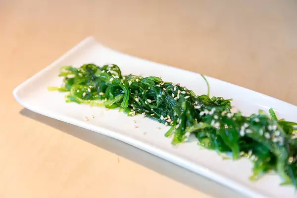 Vegane japanische Vorspeise: Goma Wakame Algensalat mit Sesam