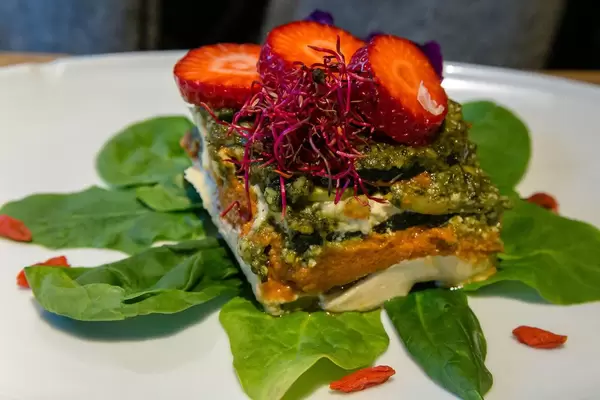 Vegane Lasagne mit Zucchini und Basilikumpesto, Spinat, Cashewnüssen & Macadamiakäse im Flax&Kale Restaurant, Barcelona