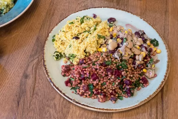 Vegane Mahlzeit - Couscous mit Linsen und roter Beete und Salat aus weißem Bohnen mit Mais und Thunfisch