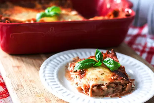 Vegane "Käse"-Lasagne mit Basilikum