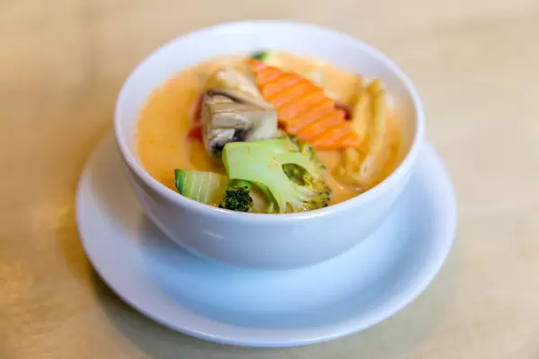 Vegane "Tom Yum" - Kokosmilch-Suppe mit scharfen Gewürzen, Tofu, Brokkoli,Pilzen und Möhren