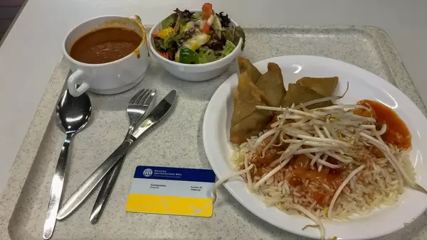 Vegane Samosaecken mit Reis und Sojasprossen an der deutschen Sporthochschule Köln mit Suppe und Salat