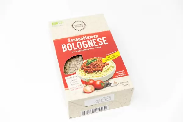 Vegane Spaghetti Bolognese aus Sonnenblumen und Tomaten als fertige Soße in Kartonpackung