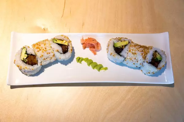 Vegane Sushiplatte "Lucky No Meat" mit gebackenem Tofu, Seiten, veganem Mayo-Ersatz, süßer Sauce, Kimchi-Sesamkernen und Röstzwiebeln