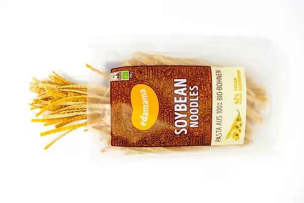 Vegane und glutenfreie Nudeln aus Sojabohnen fallen teilweise aus Verpackung