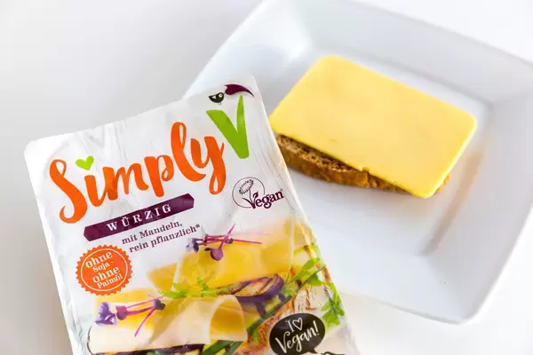 Veganer Käseersatz und Brotaufstrich von Simply V, enthält Mandeln und wurde ohne Soja und ohne Palmöl hergestellt