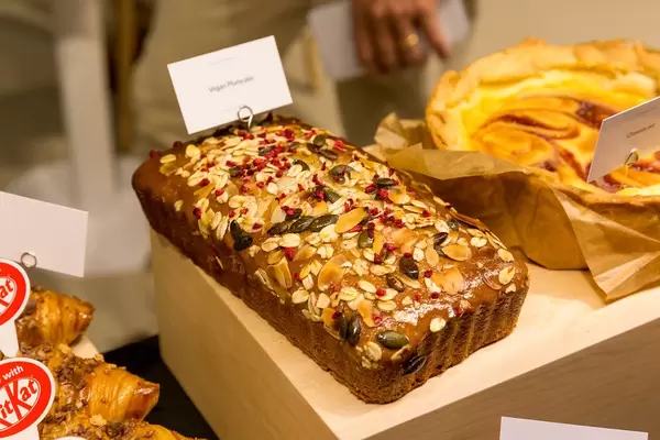 Veganer Pflaumenkuchen mit Sonnenblumenkernen und Mandeln
